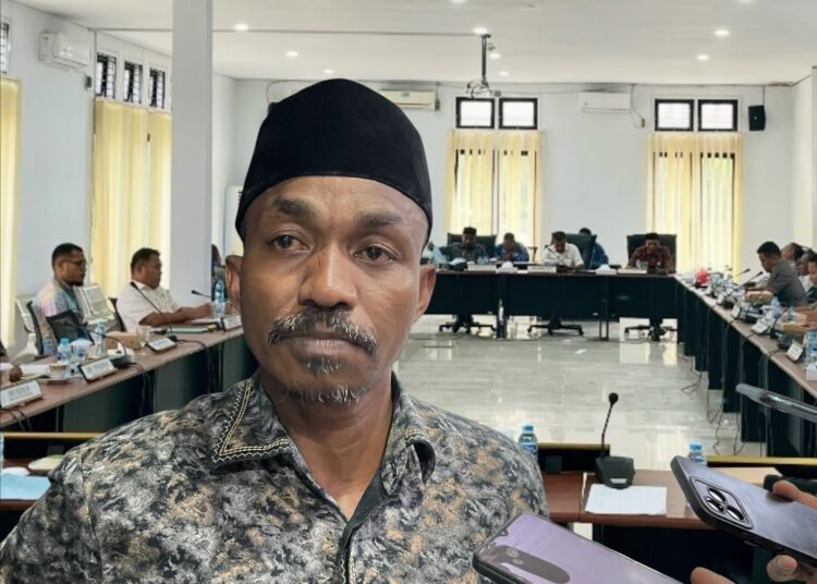 Wakil Ketua Komisi III DPRD SBT Fadli Salim Elbetan memberikan keterangan kepada wartawan usai memimpin rapat evaluasi bersama mitra komisi (Dok : Pribadi)