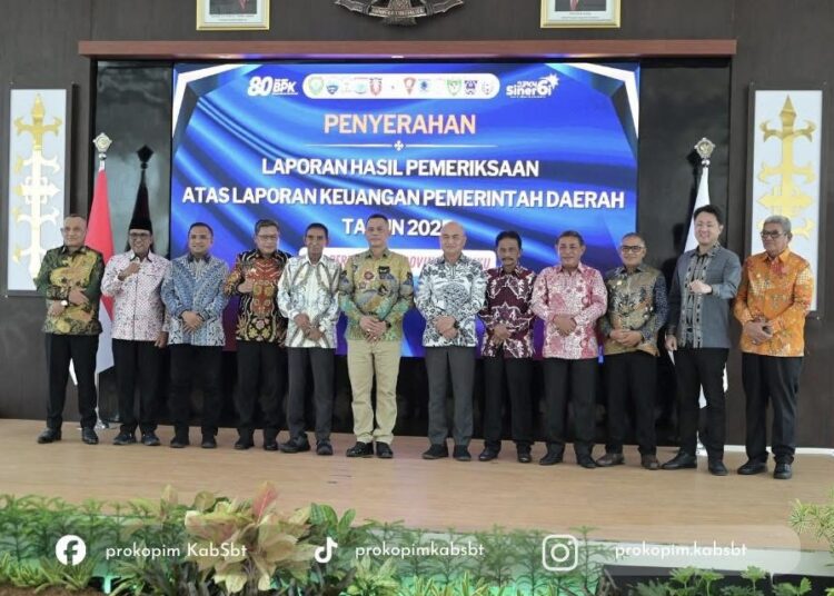 Kepala BPK Perwakilan Provinsi Maluku Hari Haryanto foto bersama 11 Kepala Daerah usai penyerahan laporan hasil pemeriksaan atas LKPD tahun 2025 (Dok : Ist)