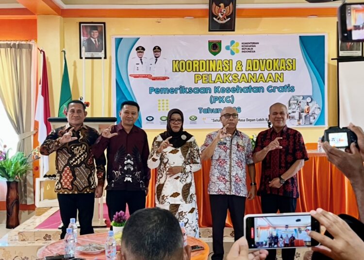 Asisten I Setda SBT Ramli Kilwarany foto bersama Plt Kepala Dinkes SBT Punira Kilwalaga, Kepala Dikbudpora SBT Afiudin Rumakway, Direktur RSUD Bula Deny Suryana dan Kabid Kesmas Dinkes Maluku usai buka acara Rakor dan Advokasi Program PKG di Lantai III Hotel Surya Kota Bula (Dok : Pribadi)