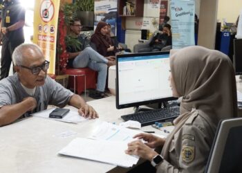 Petugas kantor pertanahan sedang memberikan pelayanan kepada masyarakat (Dok : Ist)