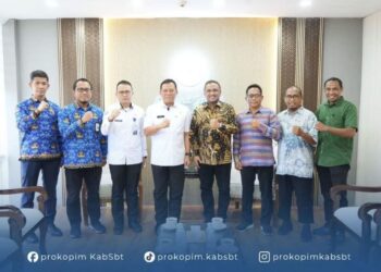 Bupati SBT Fachri Husni Alkatiri bersama Kepala Dinas Kelautan dan Perikanan (DKP) SBT Surahman, Sekretaris DKP Abdul Gafur Rumagia dan Tenaga Ahli Pemkab SBT Ahmad Mony temui Dirjen Perikanan Tangkap KKP Lotharia Latif pada 17 November 2025 lalu (Dok : Protokol dan KP)