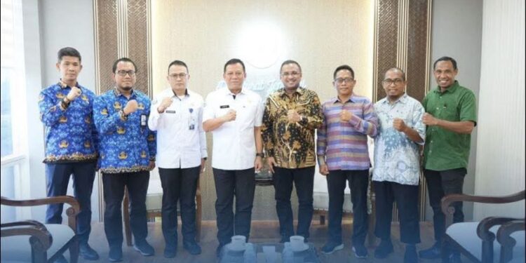 Bupati SBT Fachri Husni Alkatiri bersama Kepala Dinas Kelautan dan Perikanan (DKP) SBT Surahman, Sekretaris DKP Abdul Gafur Rumagia dan Tenaga Ahli Pemkab SBT Ahmad Mony temui Dirjen Perikanan Tangkap KKP Lotharia Latif pada 17 November 2025 lalu (Dok : Protokol dan KP)