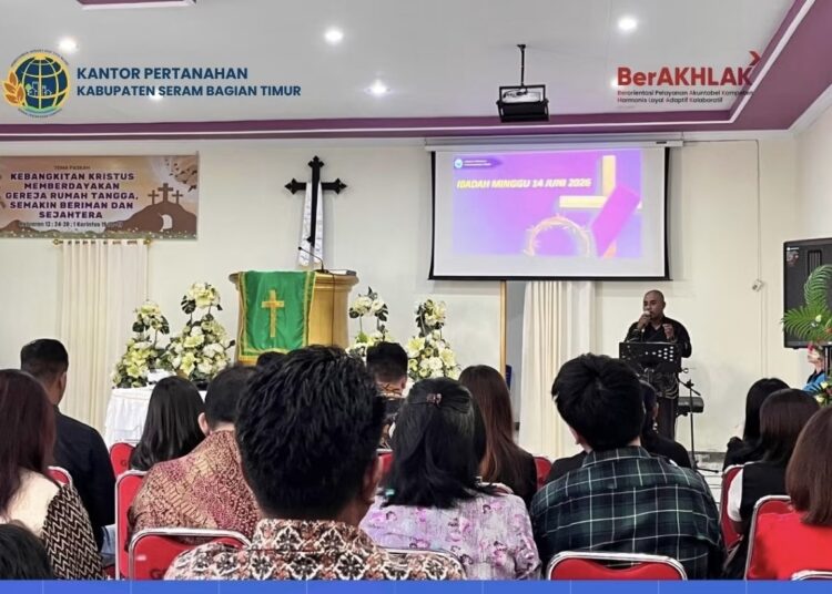 Kantor Pertanahan Kabupaten Seram Bagian Timur (SBT) melakukan sosialisasi pengalihan sertifikat analog menjadi sertifikat elektronik kepada jemaat Gereja Sinar Kasih Bula. (Dok : Humas Kantah SBT)