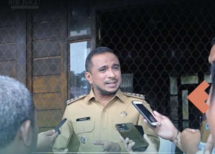 Bupati SBT Fachri Husni Alkatiri memberikan keterangan kepada wartawan di Aula Pendopo Bupati SBT (Dok : Ist)