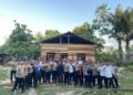 Kembali Lakukan Aksi Sosial, Kapolres SBT dan Personil Bedah Rumah Warga Miskin di Bula