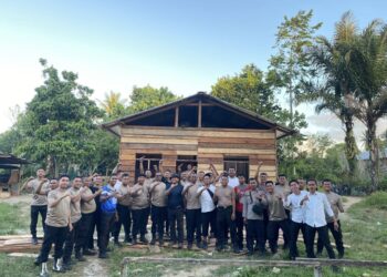 Kembali Lakukan Aksi Sosial, Kapolres SBT dan Personil Bedah Rumah Warga Miskin di Bula