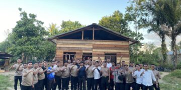Kembali Lakukan Aksi Sosial, Kapolres SBT dan Personil Bedah Rumah Warga Miskin di Bula