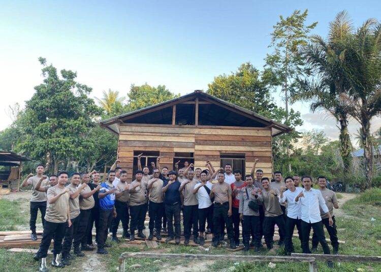 Kapolres Seram Bagian Timur (SBT) AKBP. Alhajat bersama personilnya kembali melakukan aksi sosial kepada masyarakat di Kabupaten SBT dengan melakukan bedah rumah (Dok : Ist)