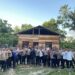 Kembali Lakukan Aksi Sosial, Kapolres SBT dan Personil Bedah Rumah Warga Miskin di Bula