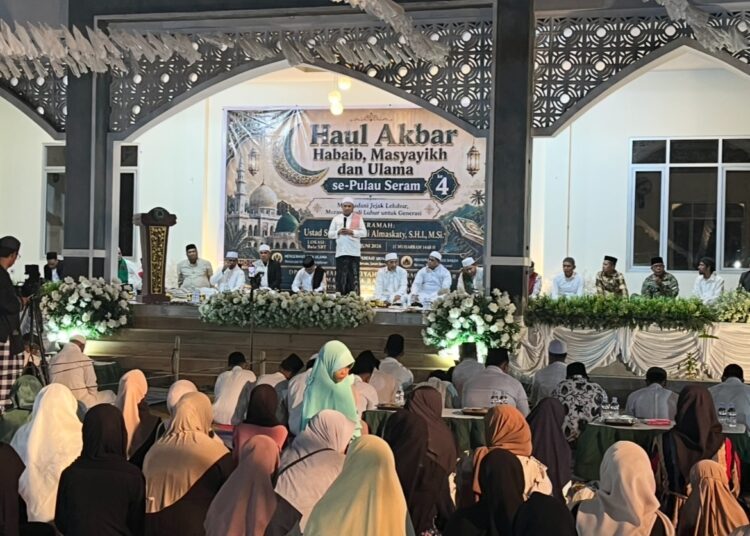 Bupati SBT Fachri Husni Alkatiri menyampaikan arahan pada kegiatan Haul Akbar ke-4 Habaib, Masyayikh dan Ulama se-Pulau Seram di Kota Bula (Dok : Pribadi)