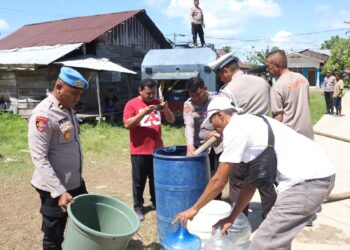 Sejumlah Lokasi di Kota Bula Mulai Krisis Air Bersih, Polres SBT Tampil Terdepan Suplai Air ke Warga