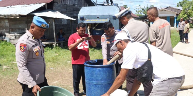 Sejumlah Lokasi di Kota Bula Mulai Krisis Air Bersih, Polres SBT Tampil Terdepan Suplai Air ke Warga