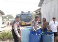 Respon Keluhan Warga, Wakapolres SBT Pimpin Personel Distribusi Air Bersih di Desa Englas