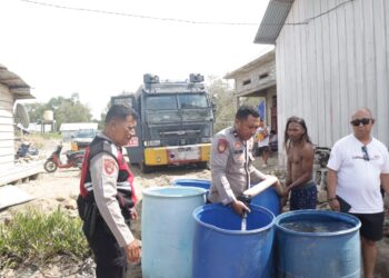 Respon Keluhan Warga, Wakapolres SBT Pimpin Personel Distribusi Air Bersih di Desa Englas