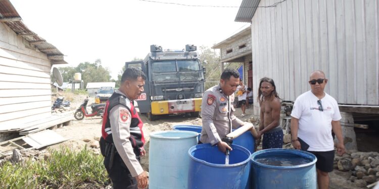 Respon Keluhan Warga, Wakapolres SBT Pimpin Personel Distribusi Air Bersih di Desa Englas