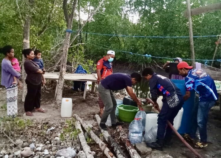 Dinas Damkar dan Keselamatan SBT distribusi air bersih di Dusun Teluk, Desa Englas (Dok : Damkar SBT)
