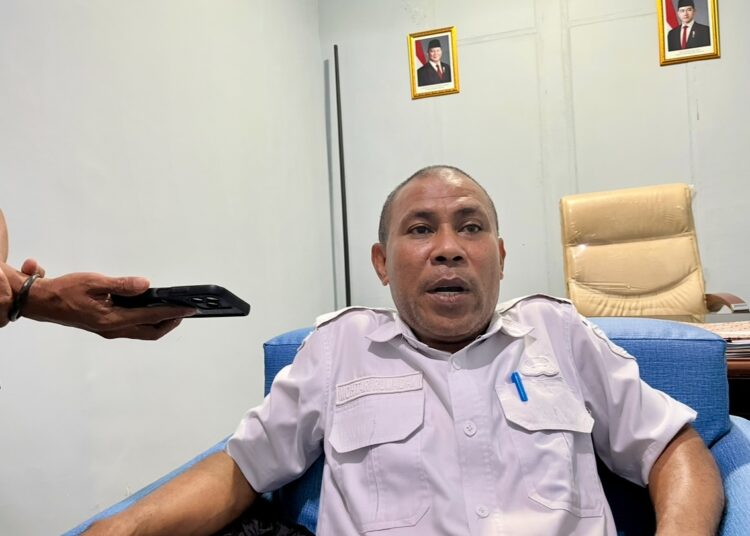 Kepala Dinas Nakertrans SBT Mochtar Rumadan memberikan keterangan kepada wartawan (Dok : Pribadi)
