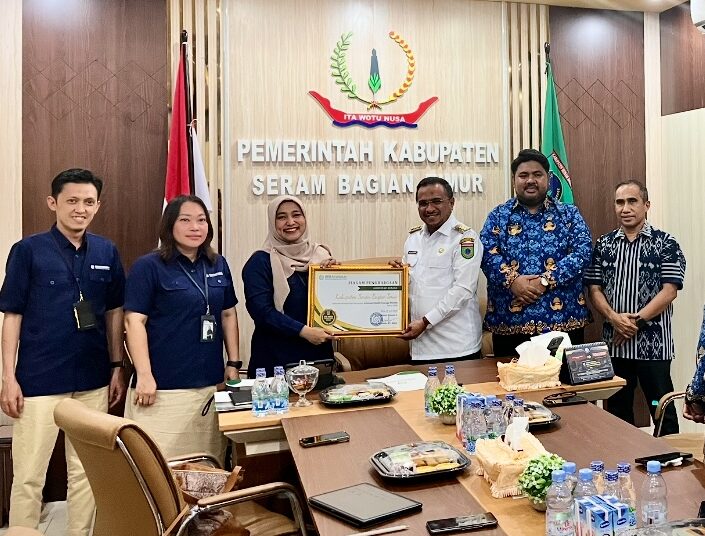 Kepala BPJS Kesehatan Cabang Ambon Indira Asis Rumalutur menyerahkan piagam penghargaan UHC Prioritas kepada Bupati SBT Fachri Husni Alkatiri (Dok : Pribadi)
