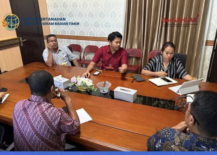 Panitia dan Satuan Tugas (Satgas) Administrasi Pendaftaran Tanah Sistematis Lengkap (PTSL) Kantor Pertanahan Kabupaten Seram Bagian Timur (SBT) menggelar rapat persiapan pelaksanaan program PTSL Tahun 2026 di SBT (Dok : Humas Pertanahan SBT)