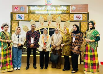 Hadiri HUT Dekranas di Kota Makassar, Ika Fachri Alkatiri Perkenalkan Produk UMKM SBT