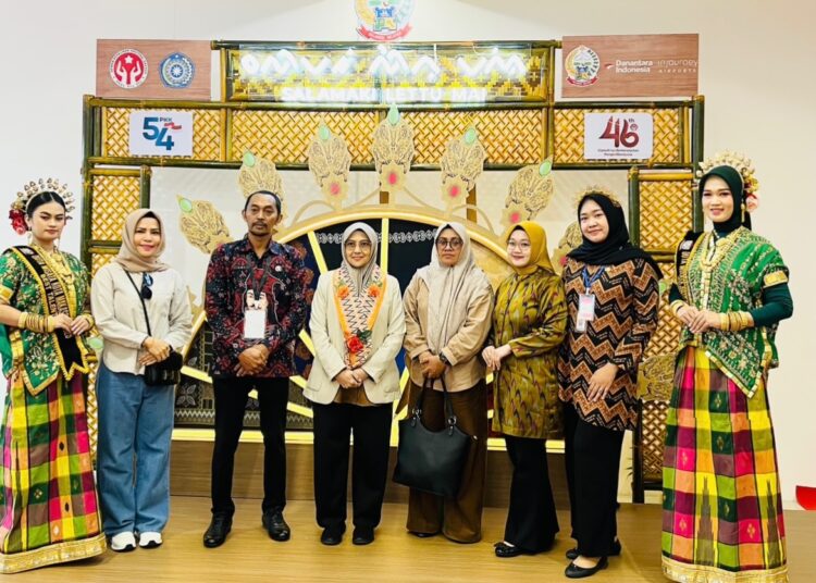 Ketua TP-PKK SBT Ika Fachri Husni Alkatiri bersama sejumlah pengurus foto bersama dalam sela-sela kegiatan Syukuran 46 tahun Dekranas di pelataran Trans Studio Mall (TSM) Makassar (Dok : Ist)