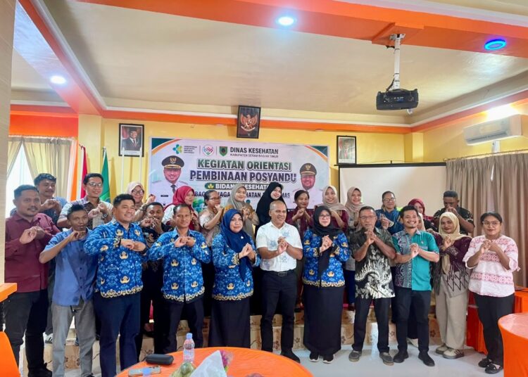 Kabid Kesmas Dinkes Provinsi Maluku, Kabid Pemberdayaan Masyarakat Dinas Pemdes SBT dan Kabid Kesmas Dinkes SBT Suhartini foto bersama peserta kegiatan orientasi pembinaan Posyandu bidang kesehatan (Dok : Ist)