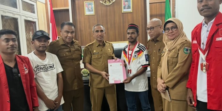 Sekda SBT Buka Dialog dengan Demonstran GMNI-LMND, Bahas Hak dan Kewajiban PPPK PW