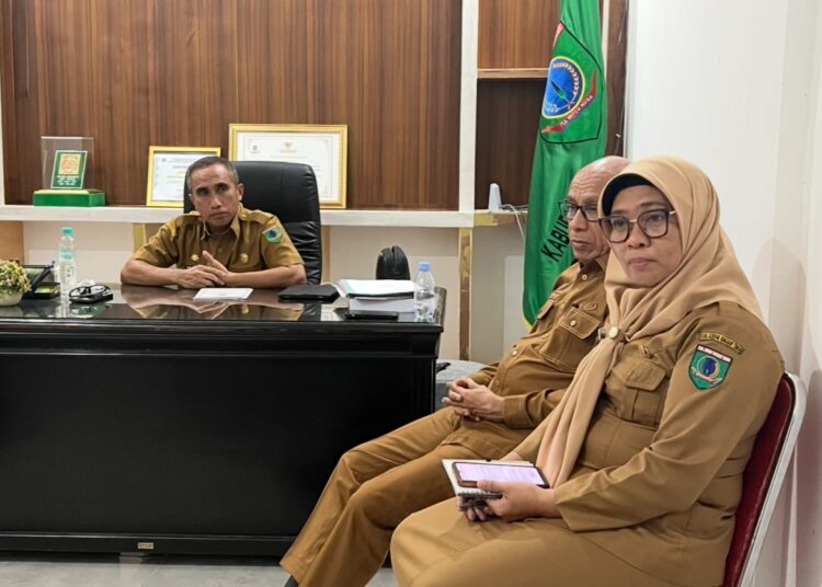 Sekda SBT A. Q. Amahoru, Asisten I Setda SBT M. Ramli Kilwarany dan Kepala BKPSDM SBT Sitti Hadiah Narida (Dok : Pribadi)