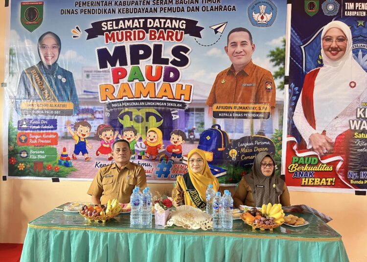 Kepala Dikbudpora SBT Afiudin Rumakway (Kiri), Bunda PAUD SBT Ika Fachri Alkatiri (Tengah) dan Kabid PAUD Dikbudpora SBT Sanaria Mony (Kanan)
