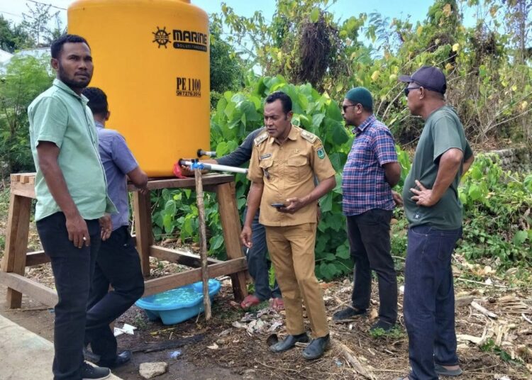 Kepala Desa Wailola Amin Rumbara bersama BPNA dan perangkat memantau lokasi-lokasi terdampak kemarau (Dok : Ist)