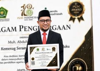 Kontribusi Nyata Bagi Madrasah, Kepala Kemenag SBT Terima Penghargaan dari PGM Indonesia