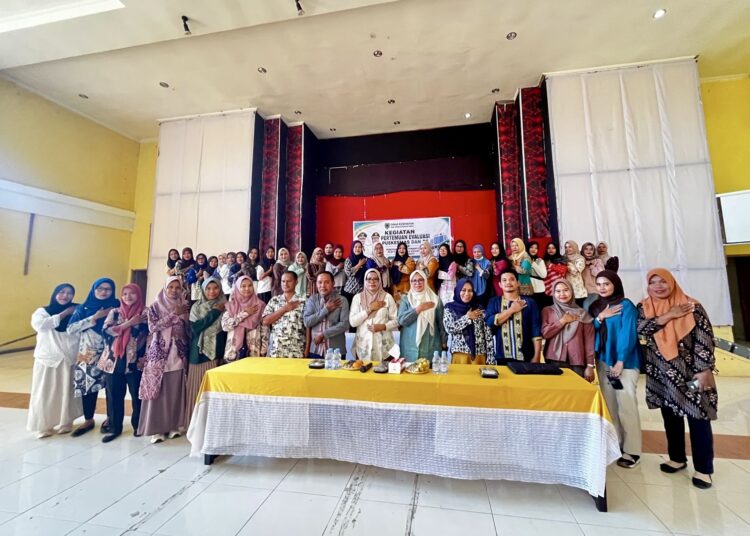 Plt Kepala Dinkes SBT Punira Kilwalaga foto bersama Kabid, Kepala Seksi, Kepala Sub Bagian dan peserta rapat evaluasi (Dok : Ist)