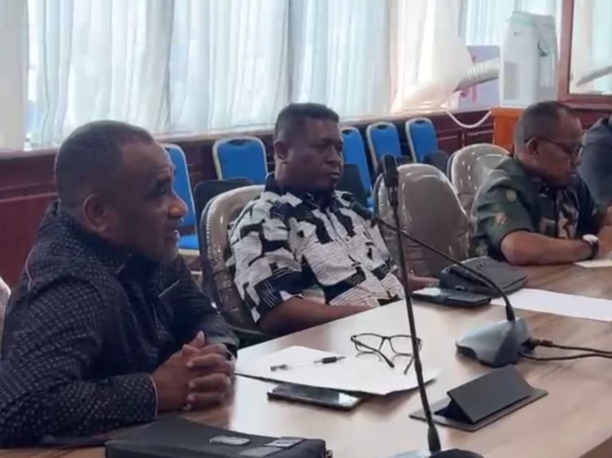 Ketua Komisi II DPRD SBT, Husin Rumadan saat menyampaikan pandangan dalam pertemuan dengan pihak Kemendagri (Dok : Ist)