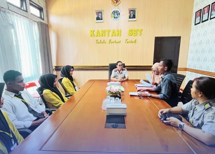 Kepala Kantor Pertanahan SBT Rosa F. C. Batmomolin terima perwakilan guru dan pelajar yang akan menjalani PKL di Kantor Pertanahan SBT (Dok : Ist)