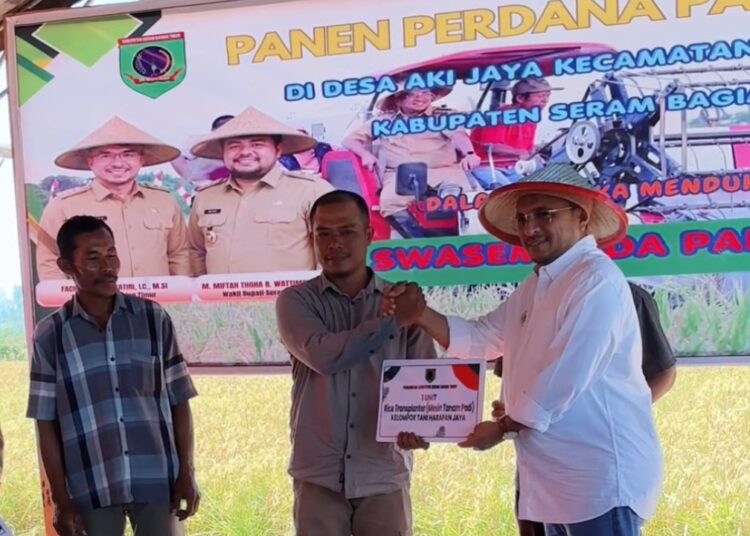 Bupati SBT Fachri Husni Alkatiri menyerahkan bantuan alat pertanian secara simbolis kepada petani di Desa Aki Jaya (Dok : Ist)