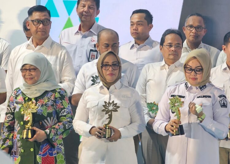 Wakil Walikota Ambon, Ely Toisutta terima penghargaan literasi keuangan terbaik dari OJK (Dok : Humas Pemkot Ambon)