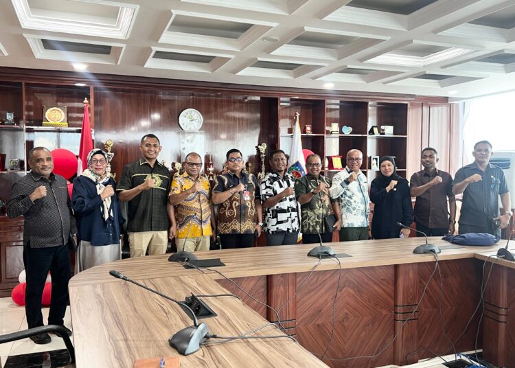 Tim Komisi II DPRD SBT foto bersama pihak Ditjen Bina Keuda Kemendagri usai melakukan pertemuan (Dok : Ist)