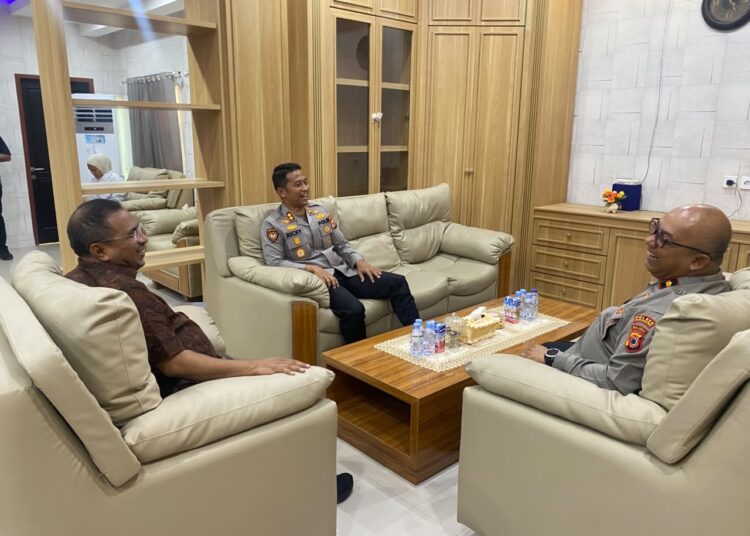 Kapolres SBT AKBP. Ricky Pranata Vivaldy didampingi Wakapolres SBT Kompol Johanis Titus temui Bupati SBT Fachri Husni Alkatiri di ruang kerja Bupati SBT pada Kamis (24/09/2026) sore.