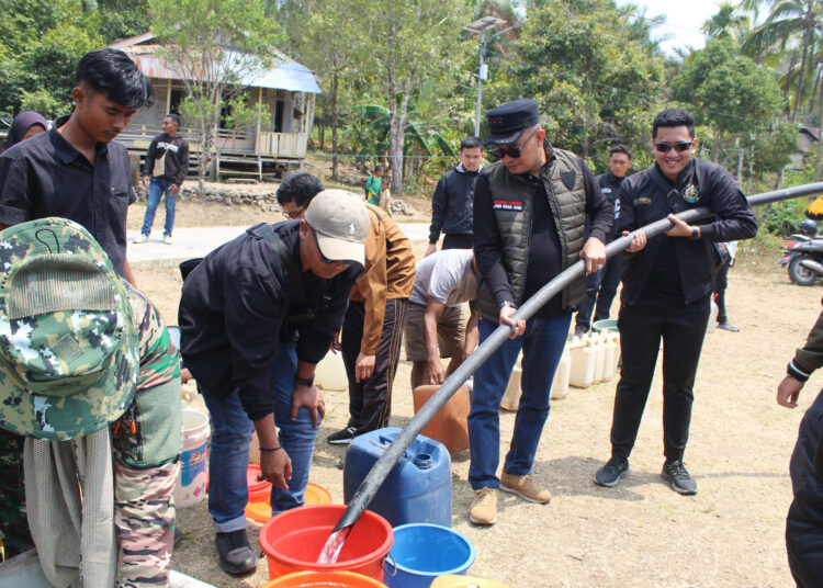 Kejati Maluku dan Kejari SBT distribusi air bersih di Bati Rumbouw dan Rumoga, Kecamatan Kiandarat (Dok : Humas Kejari SBT)