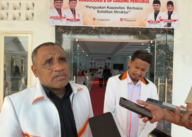 Ketua DPD PKS SBT, Husin Rumadan memberikan keterangan kepada wartawan usai kegiatan Political Up Date Konsolidasi dan Up Grading pengurus di Hotel Mutiara, Kota Bula pada Kamis (03/09/2026)