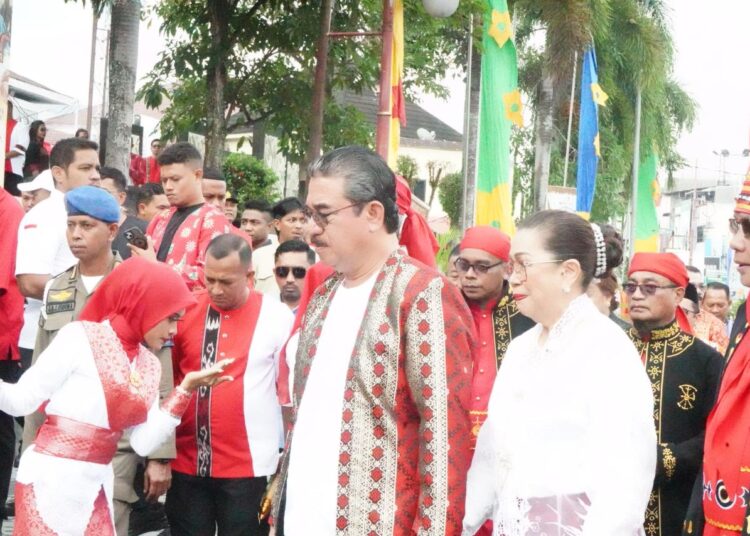 Gubernur Maluku, Hendrik Lewerissa bersama istri saat menghadiri peringatan HUT Kota Ambon ke-451 (Dok : Humas Pemprov Maluku)