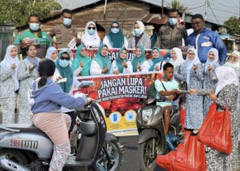 Asap Karhutla Masih Selimuti Kota Bula, IBI dan PKK SBT Bagi Masker Gratis kepada Warga