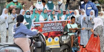 Asap Karhutla Masih Selimuti Kota Bula, IBI dan PKK SBT Bagi Masker Gratis kepada Warga