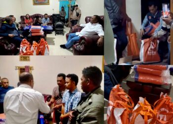 Tinjau Korban Kebakaran di Desa Sesar, Bupati SBT Serahkan Bantuan kepada 4 KK