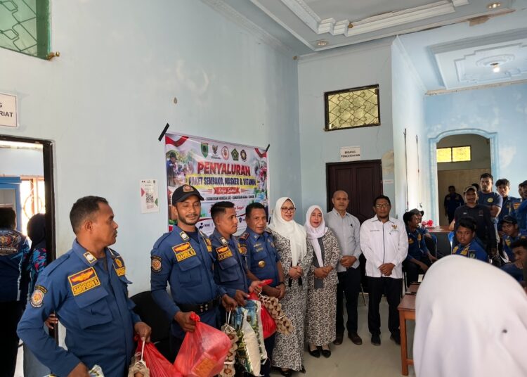 Kepala Dinas Damkar SBT Hadi Rumbalifar, Ketua IBI SBT Suhartini, Ketua Baznas SBT Zainudin Kelsaba dan Wakil Ketua II Baznas SBT Ismail Rumatumia foto bersama petugas Damkar saat penyerahan paket bantuan (Dok : Pribadi)