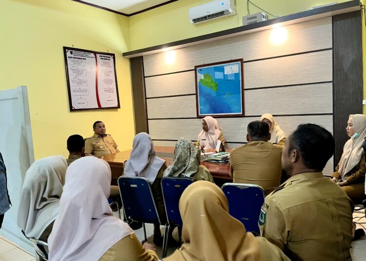 Bupati SBT Fachri Husni Alkatiri temui pegawai di Kantor Bagian Tatapem Setda SBT (Dok : Pribadi)