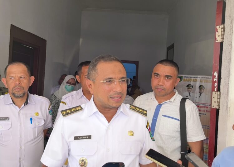 Bupati SBT Fachri Husni Alkatiri memberikan keterangan kepada wartawan di Bula (Dok : Ist)