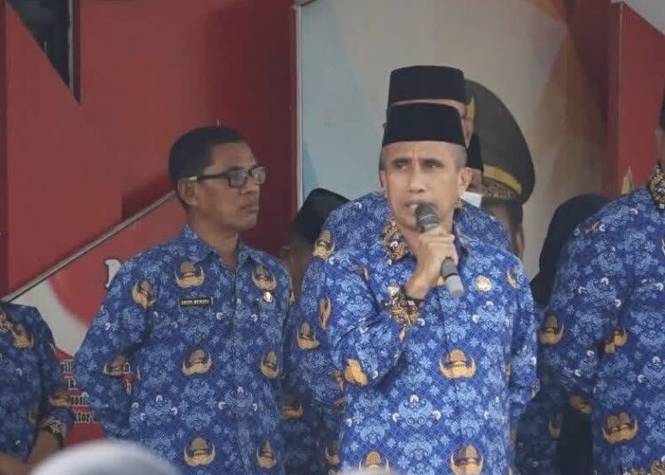 Sekda SBT A. Q. Amahoru saat memimpin apel Hari Kesadaran Nasional di halaman Kantor Bupati SBT (Dok : Ist)