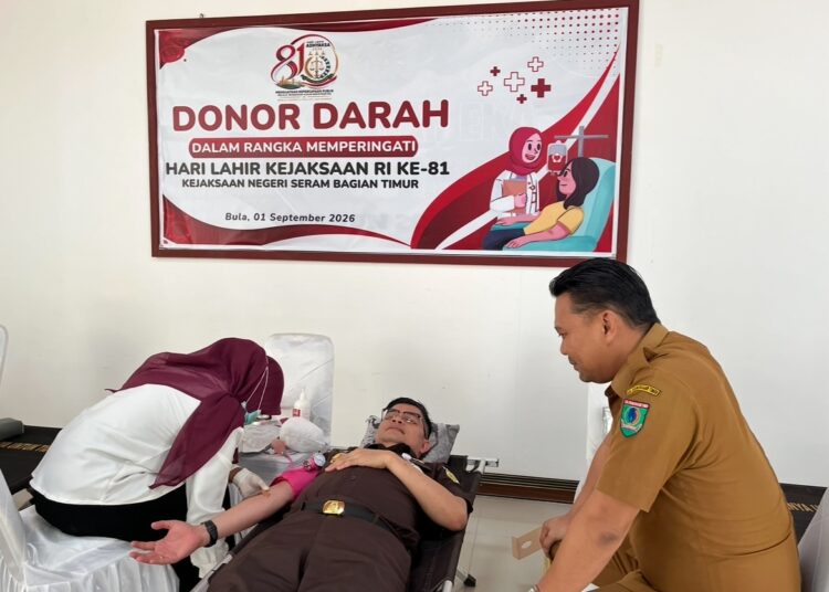 Direktur RSUD Bula, dr. Deny Suryana mendampingi Kepala Kejari SBT Ilham Wahdini melakukan donor darah (Dok : Pribadi)