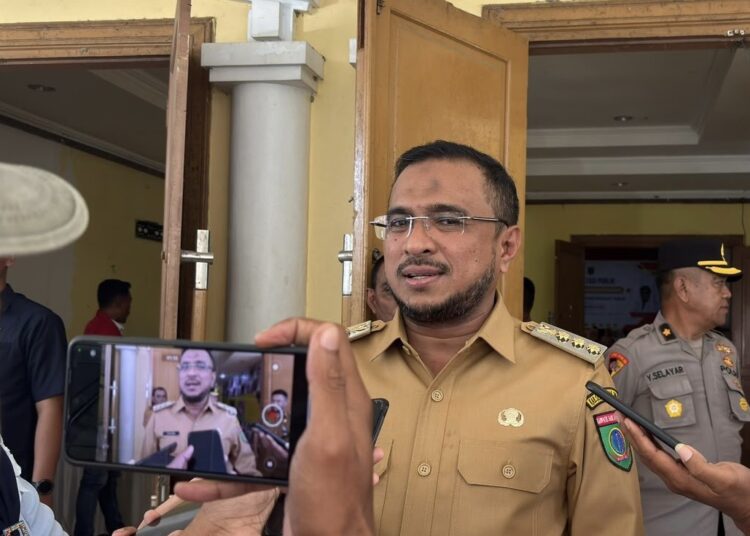Bupati SBT, Fachri Husni Alkatiri memberikan keterangan kepada wartawan beberapa waktu lalu (Dok : Pribadi)